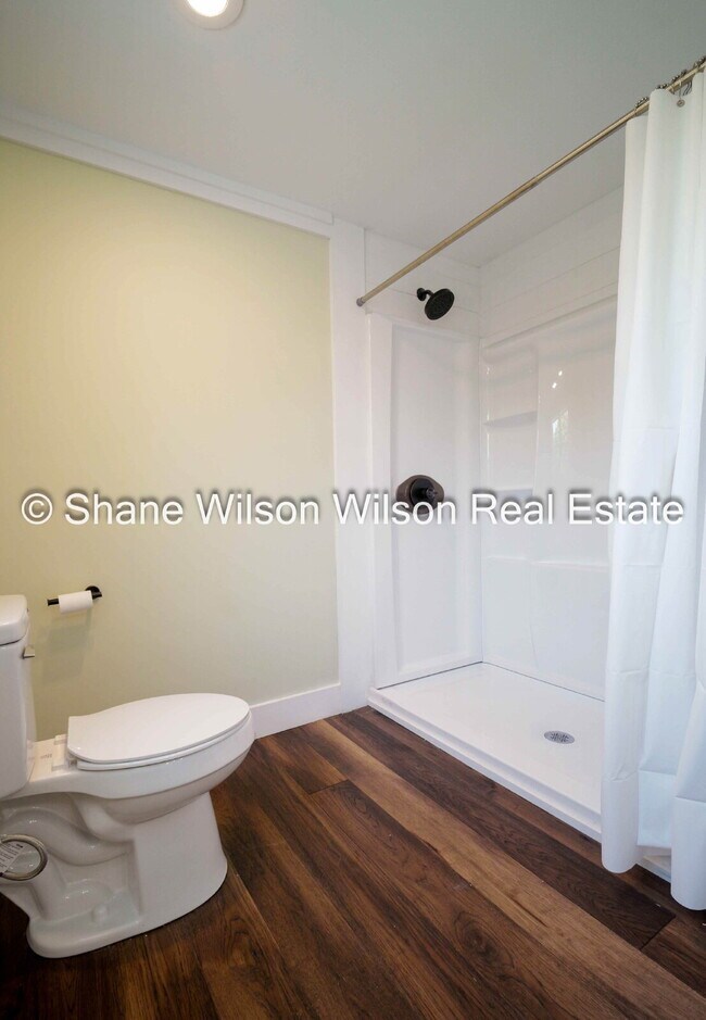 Building Photo - Classic Charm Meets Modern Living – Remodeled 4 BR Home in Dalton!