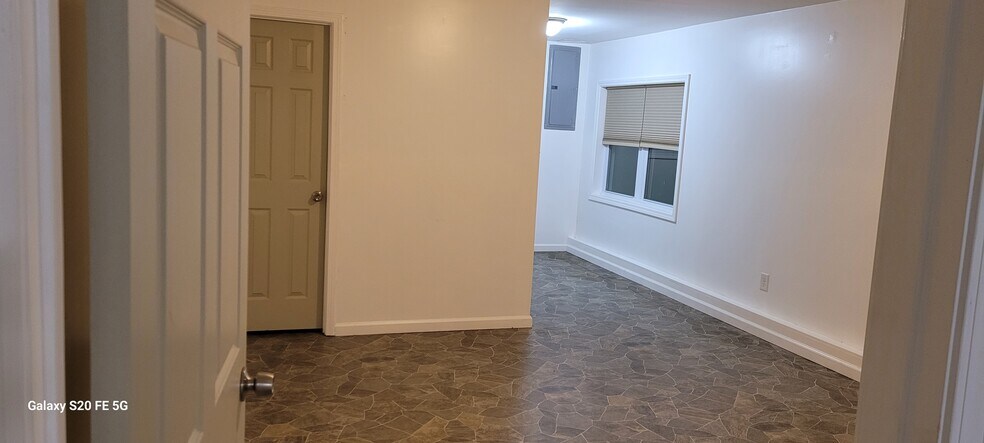 Spacious bedroom - 6730 Rock Ridge Rd SE