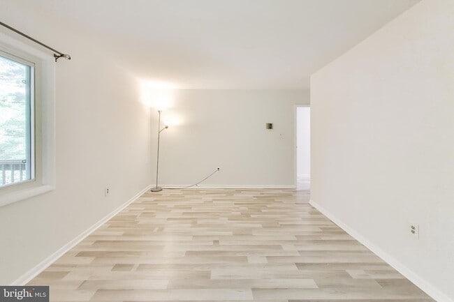 Building Photo - 10300 Westlake Dr