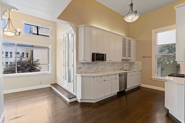 Building Photo - 2 Bed, 2 Bath Victorian Style Condo with M...