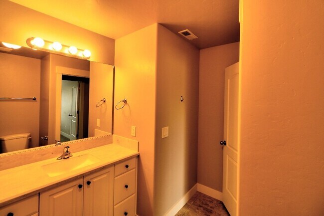 Building Photo - 3 bed 2.5 bath townhome in Salem