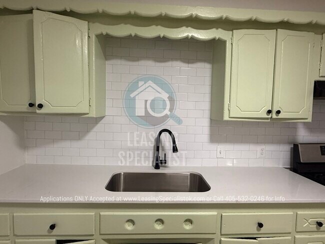 Building Photo - Charming South East OKC Home AVAILABLE FOR IMMEDIATE MOVE IN!