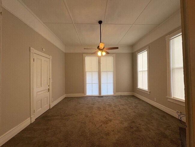 Building Photo - 384 Spring St