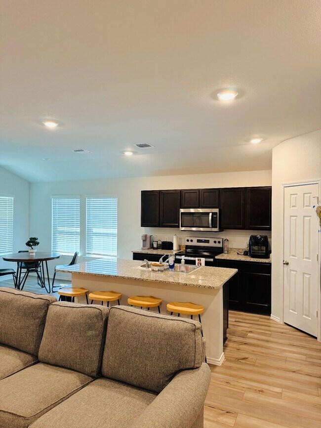 Building Photo - 3-bedroom 2-bathroom house!