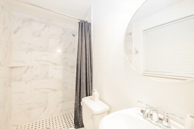 Building Photo - 3007 E 21st Ave