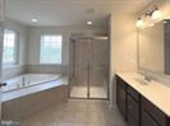 Building Photo - Beautiful 3bd 2/2bths town home in Summerfield Village!