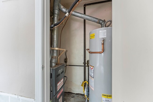 Building Photo - Beautiful Townhome on Anderson