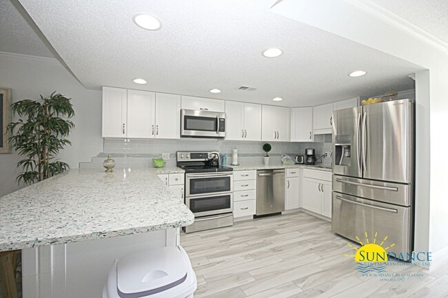Building Photo - Spacious waterfront furnished condo in Des...