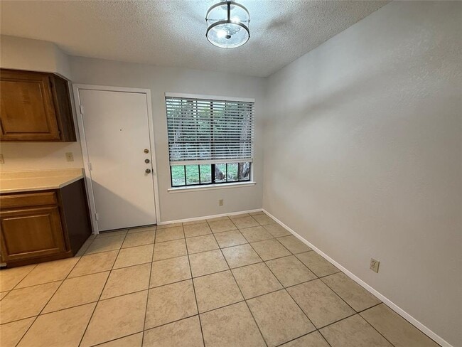 Building Photo - 502 Hedgewood Dr