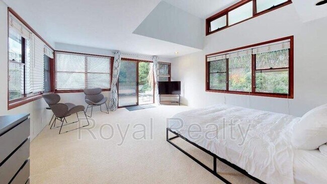 Building Photo - 2112 Mott Smith Dr