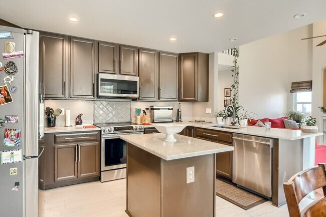 Building Photo - Spacious 5BR House in Aurora