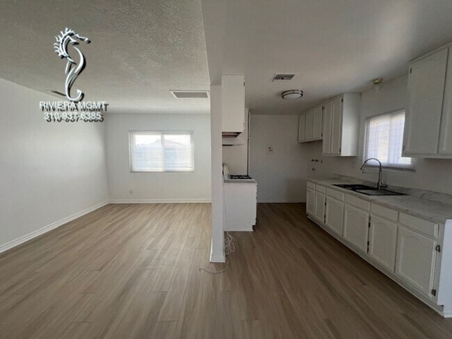 Building Photo - 242