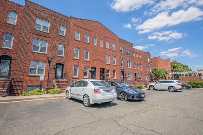 Primary Photo - Charming 1 BR/1 BA Condo in Capitol Hill!