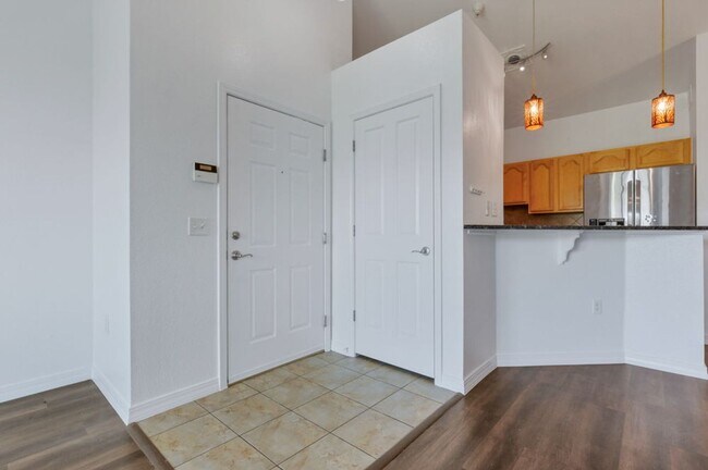 Building Photo - Stylish Longmont Condo with Vaulted Ceilings and Modern Upgrades