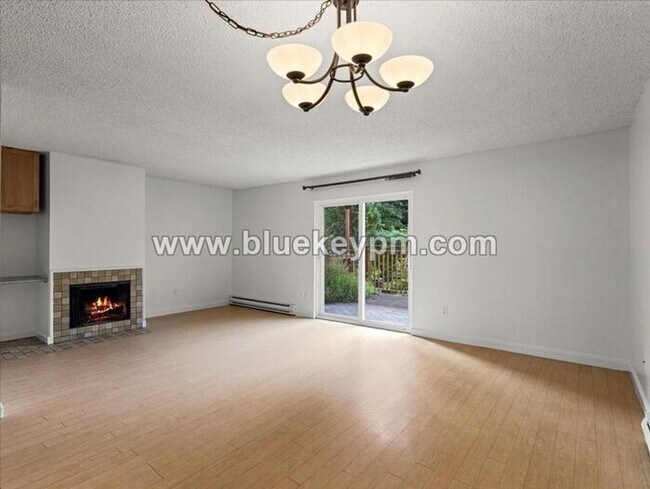 Building Photo - 3 Bed, 1.5 Bath Townhome in Hazel Dell Near Salmon Creek Regional Park