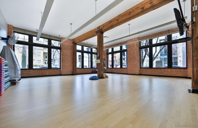 Building Photo - 500 W Harbor Dr