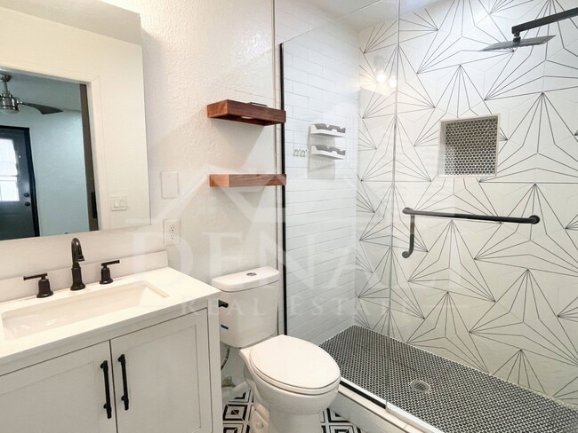 Building Photo - 423 S Terry Ln