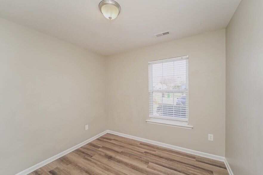 Building Photo - 4621 Bomar Dr