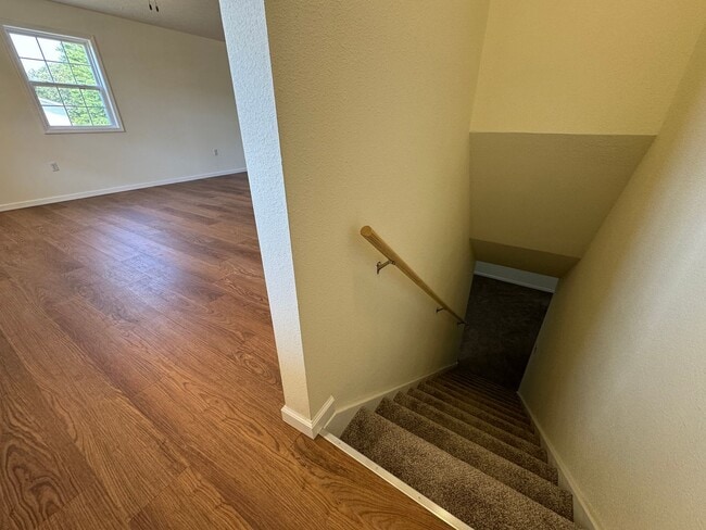 Building Photo - Gorgeous 5 Bedroom, 3 Bathroom two Level H...