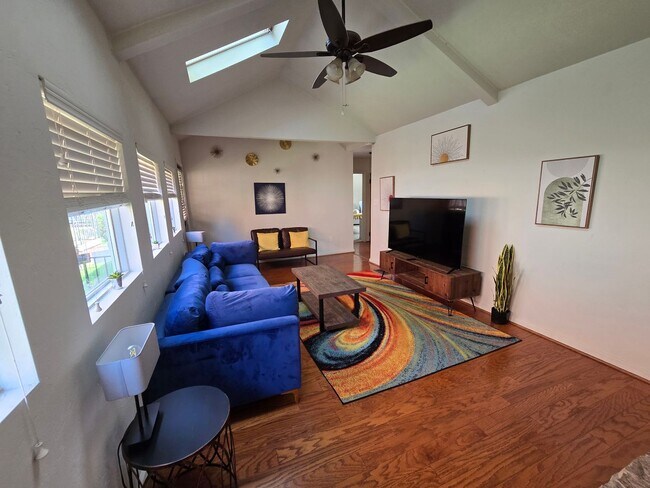 Building Photo - Stunning 4Bed 2bath House in Point Breeze!...
