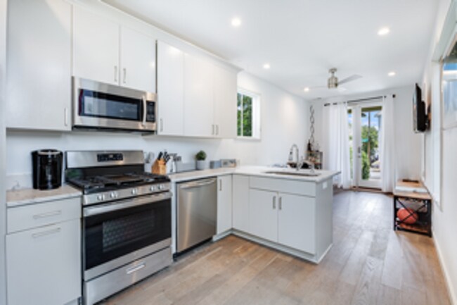 Building Photo - Modern Downtown Home!