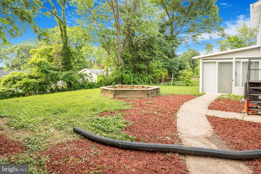 Building Photo - 4809 Camelot St
