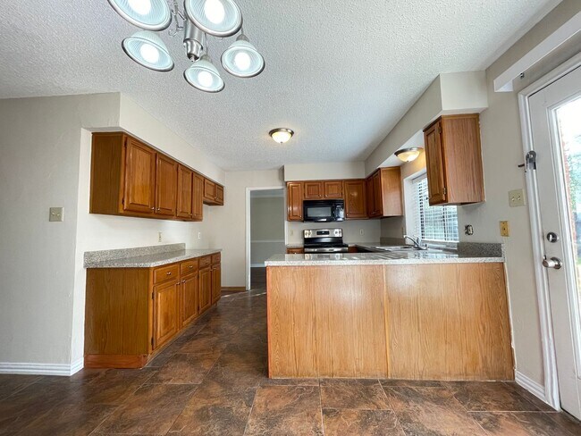 Building Photo - 4 Bed 2 Bath