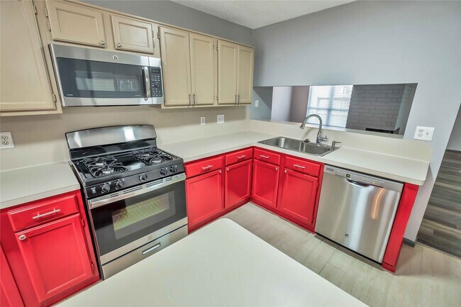 Building Photo - 5216 Spring Branch Dr