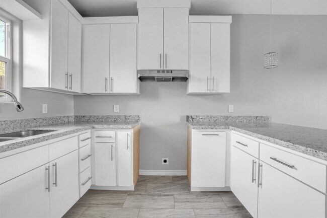 Building Photo - 2707 Sanders Ave