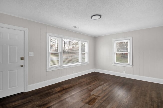 Building Photo - Lovely 3 bedroom, 1 bathroom home in High Point with LVP throughout!