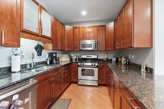 Building Photo - Stunning 2 Bed 2 Bath in the Ukrainian Village area