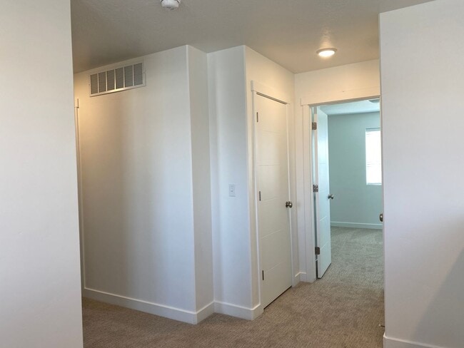 Building Photo - Two-story Single Family Home on Riverside.