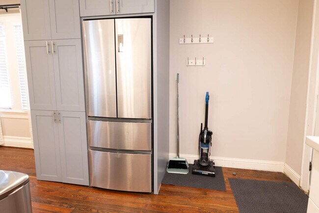 Building Photo - 725 Peddie St