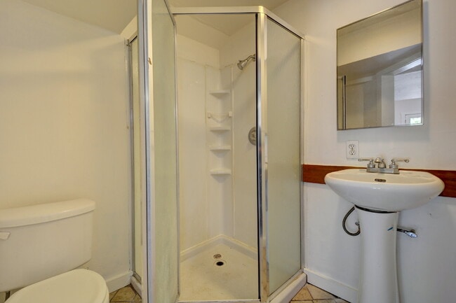 Building Photo - 399 1/2 N Laurel St-