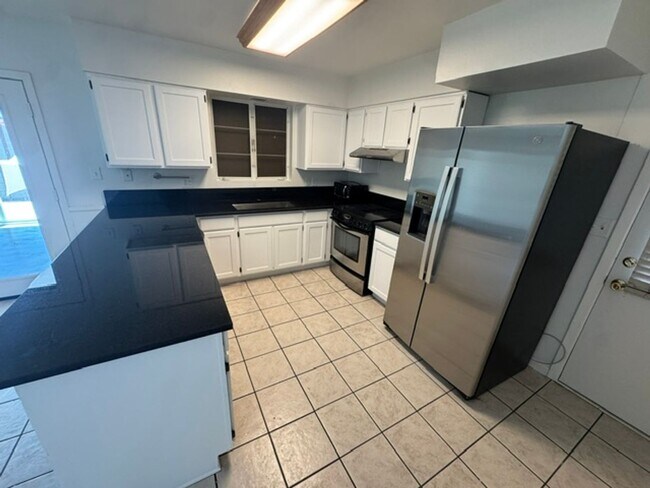 Building Photo - 727 E Vista Del Cerro Dr