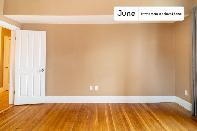 Building Photo - Private bedroom in 4 bed/2 bath Home