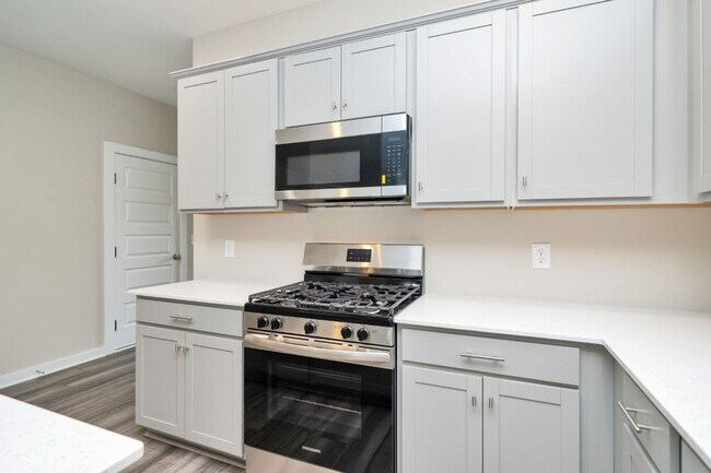 Building Photo - 5500 Blue Jay Cir