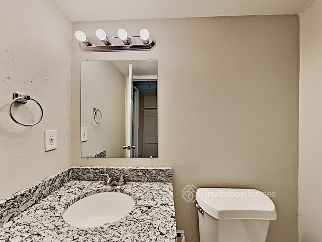 Building Photo - 5424 Del Rey Dr
