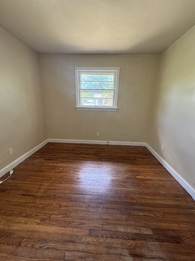 Building Photo - 3 Bedroom 1 Bathroom Home