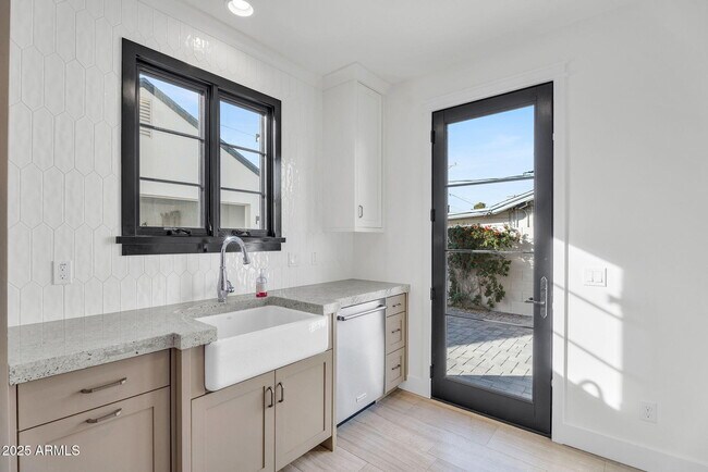 Building Photo - 4901 E Amelia Ave