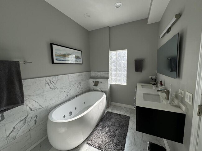 Building Photo - 3 bedroom in Chicago IL 60625