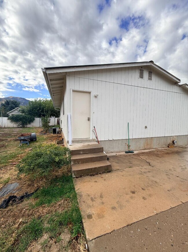 Building Photo - 633 S 1500 E