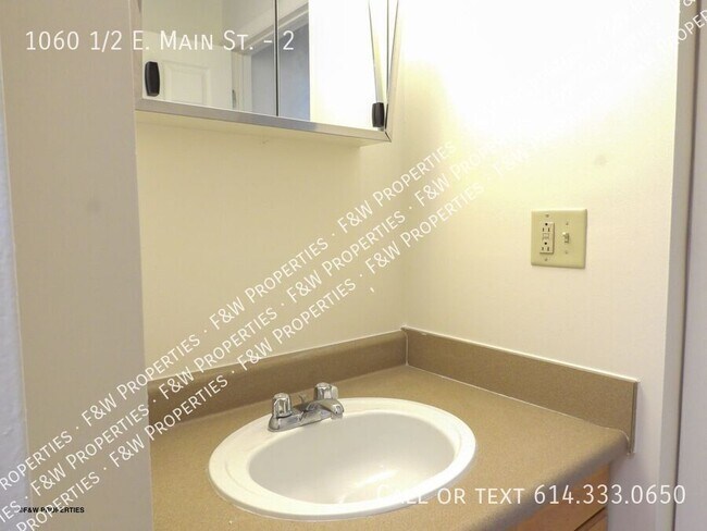 Building Photo - 1060 1/2 E. Main St.-2