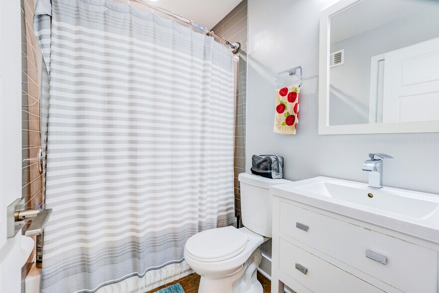 Upstairs Hall Bathroom - 800 21st St NE
