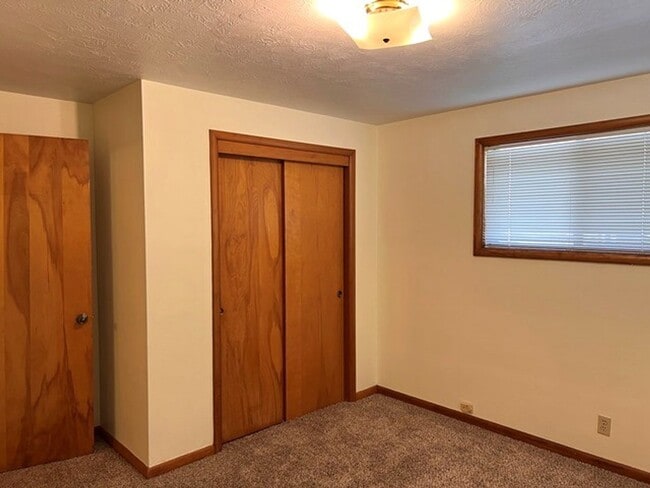 Building Photo - 3Bd/2Ba Single Story House - Available To ...