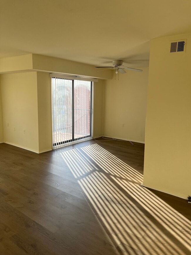 Building Photo - Country Club 1 Bedroom Condo