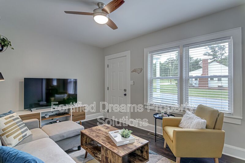 Building Photo - 1604 W Lake Dr