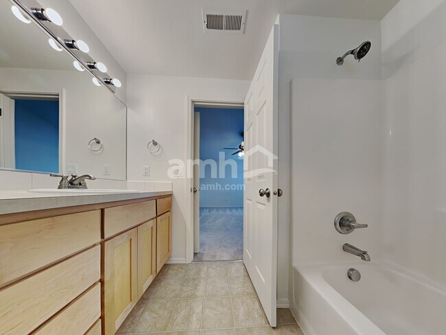 Building Photo - 1410 SE 7th Way