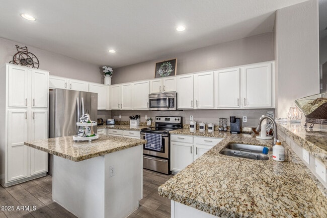 Building Photo - 12910 W Glenrosa Dr