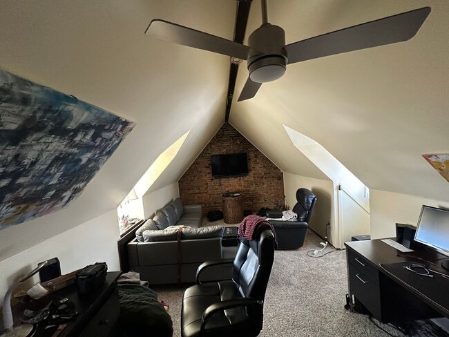 Building Photo - 549 Bridge St